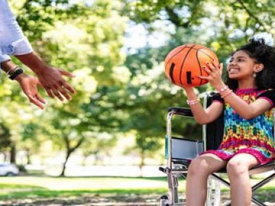 crianca-cadeira-rodas-brincando-450x236-1