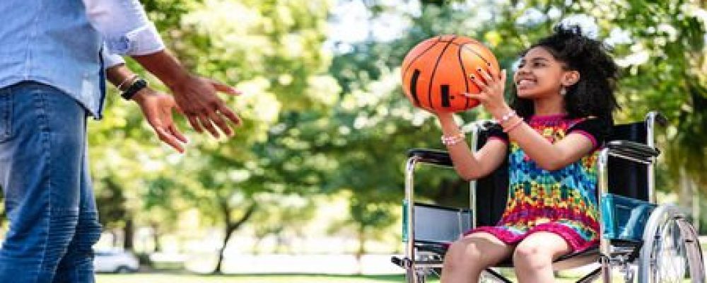 crianca-cadeira-rodas-brincando-450x236-1