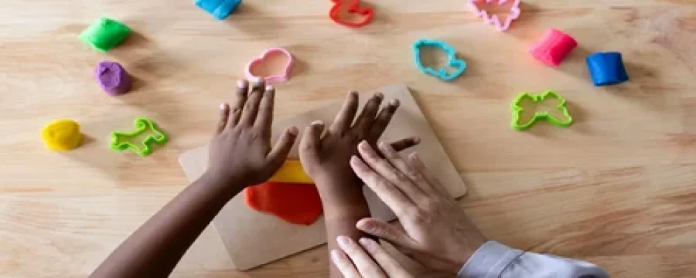 crianca-fazendo-uma-sessao-de-terapia-ocupacional-com-um-psicologo1-1