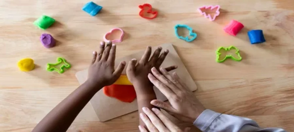 crianca-fazendo-uma-sessao-de-terapia-ocupacional-com-um-psicologo1-1