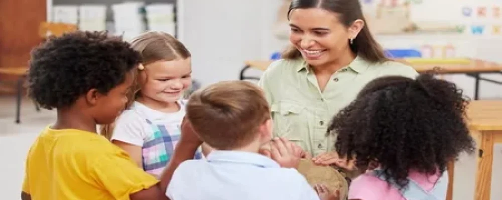 cuidadora-escolar-com-cirancas-em-momento-de-recriacao-1