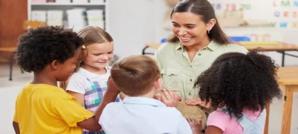 cuidadora-escolar-com-cirancas-em-momento-de-recriacao-1