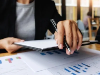 Banner destacando os benefícios de um curso de administração pública para servidores