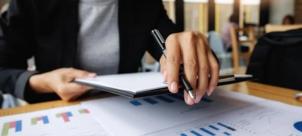 Banner destacando os benefícios de um curso de administração pública para servidores