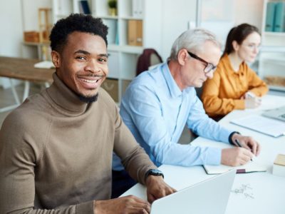 curso de gestão pública: pessoas estudando em frente a um computador