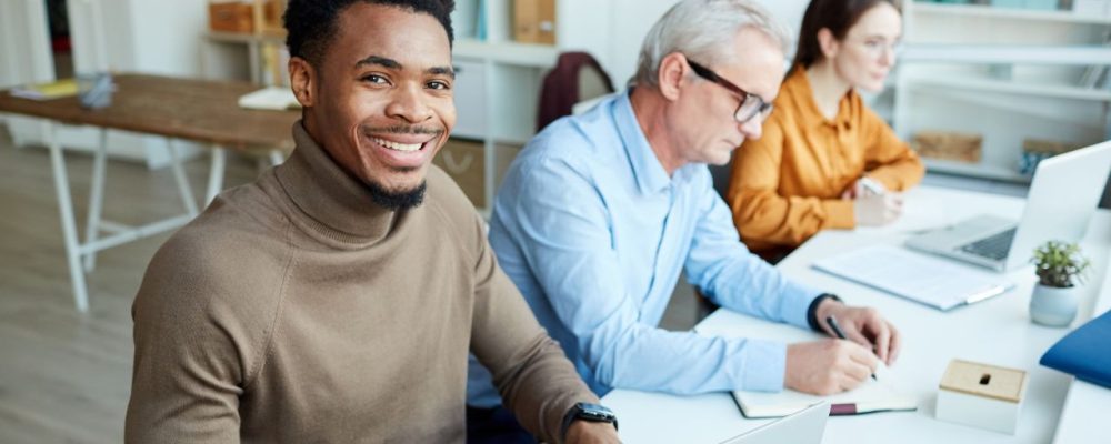 curso de gestão pública: pessoas estudando em frente a um computador
