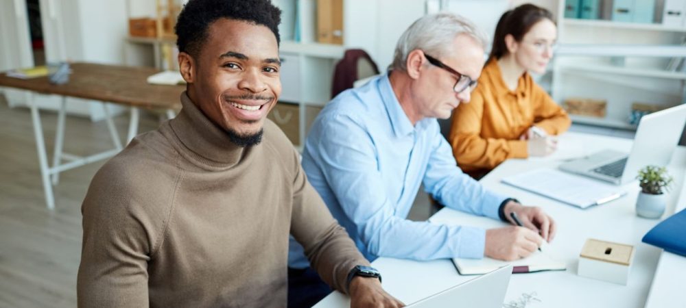 curso de gestão pública: pessoas estudando em frente a um computador