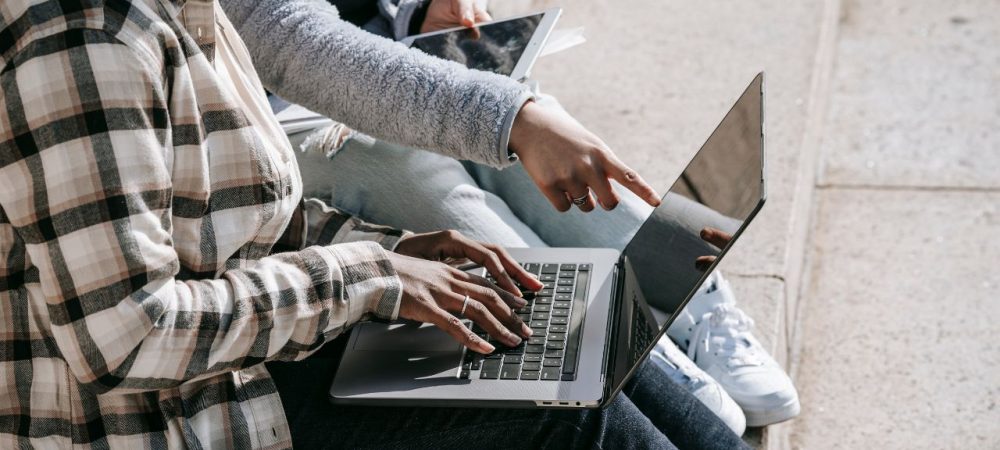 Estudante realizando curso online para obter horas complementares para a faculdade de Direito e cumprir as exigências da graduação.