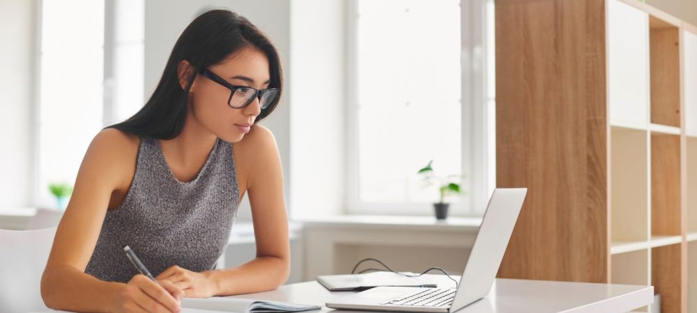 Estudante de Medicina acessando plataforma online para obter horas complementares em Medicina