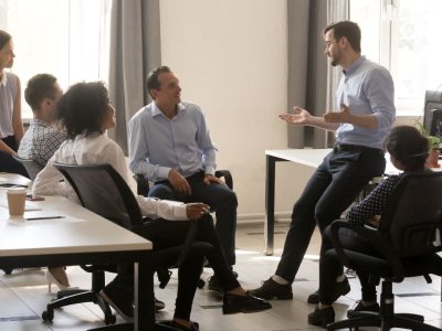 tipos de liderança - pessoas reunidas em torno do líder de seu setor