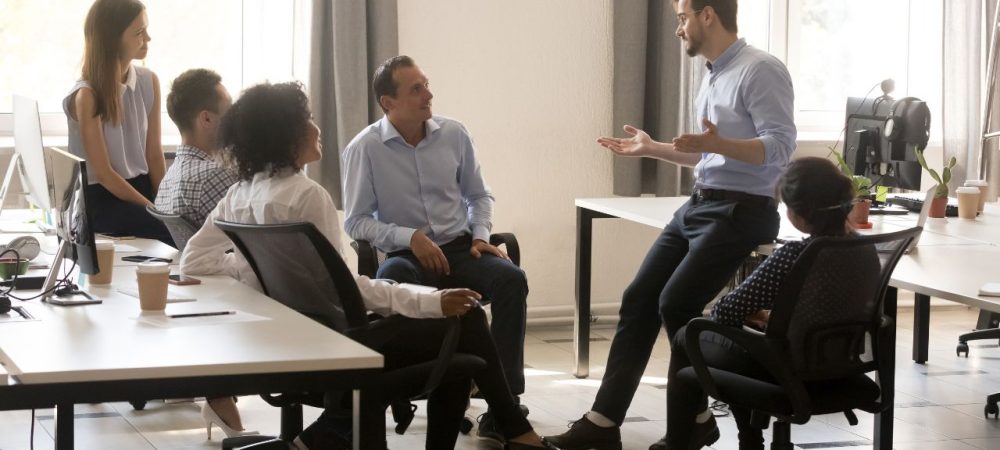 tipos de liderança - pessoas reunidas em torno do líder de seu setor