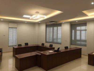 Advogados e juízes discutem a aplicação da lei de crimes hediondos em uma sala de tribunal.