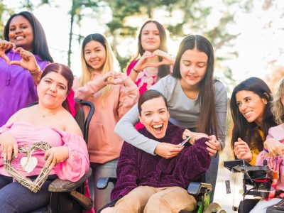 Diversidade e inclusão: alunos felizes em um ambiente acolhedor