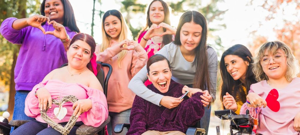 Diversidade e inclusão: alunos felizes em um ambiente acolhedor