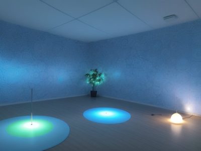 Imagem que ilustra o eSocial simplificando a folha de pagamento, com tabelas detalhadas e profissionais analisando dados.