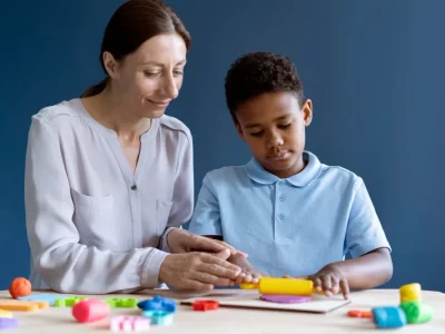 Menino em terapia ocupacional como parte da educação inclusiva
