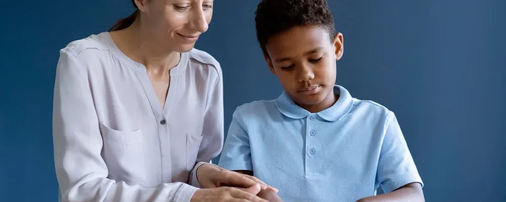 Menino em terapia ocupacional como parte da educação inclusiva