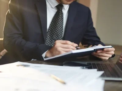 empresario-bem-sucedido-trabalhando-1