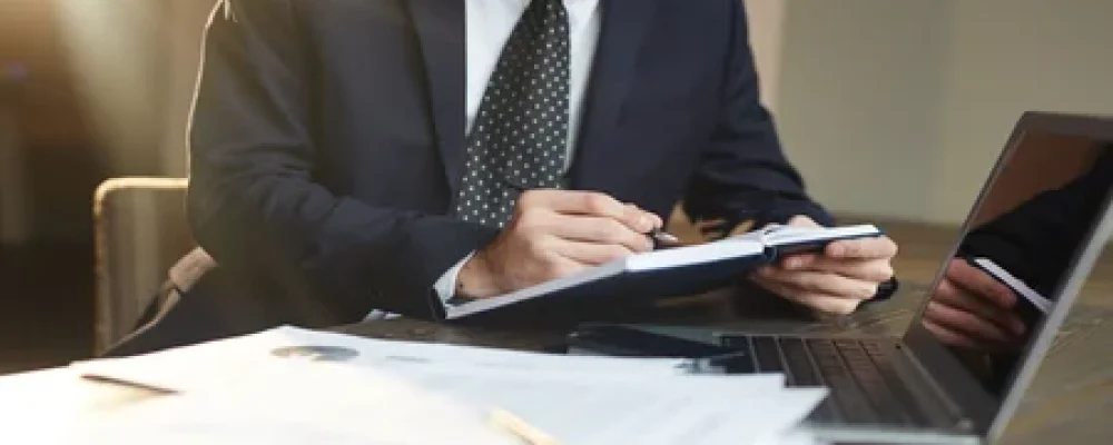 empresario-bem-sucedido-trabalhando-1