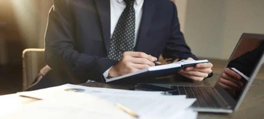 empresario-bem-sucedido-trabalhando-1