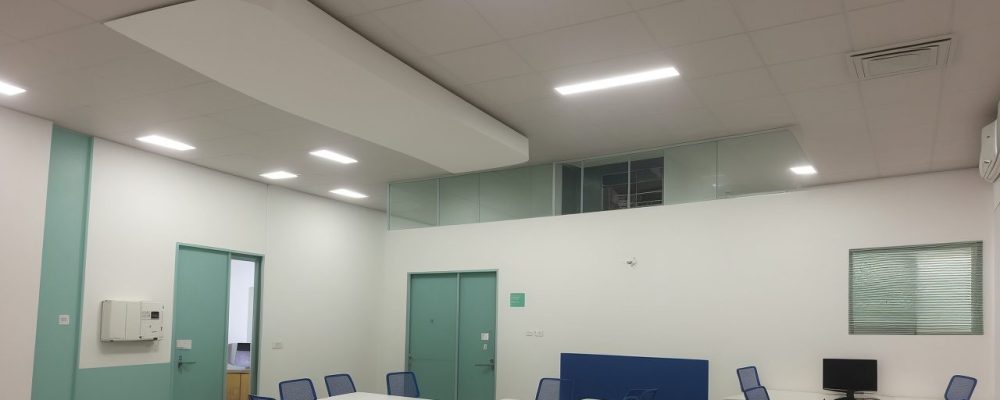 Equipe diversificada em reunião sobre segurança do trabalho com técnico explicando planos em um ambiente moderno.