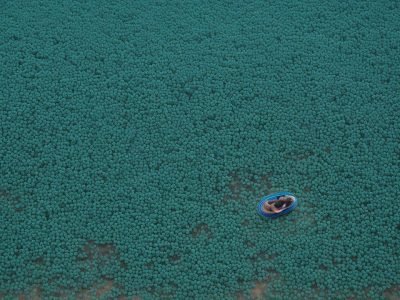Colaboradores em escritório moderno e acolhedor, promovendo saúde mental no trabalho com tecnologia moderna e plantas vibrantes.