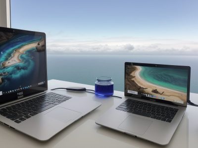 Profissionais analisando documentos e gráficos em um escritório moderno de auditoria interna com transparência e eficiência.