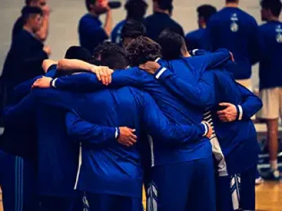 pessoas se abraçando no esporte que é utilizado como ferramenta de inclusão social