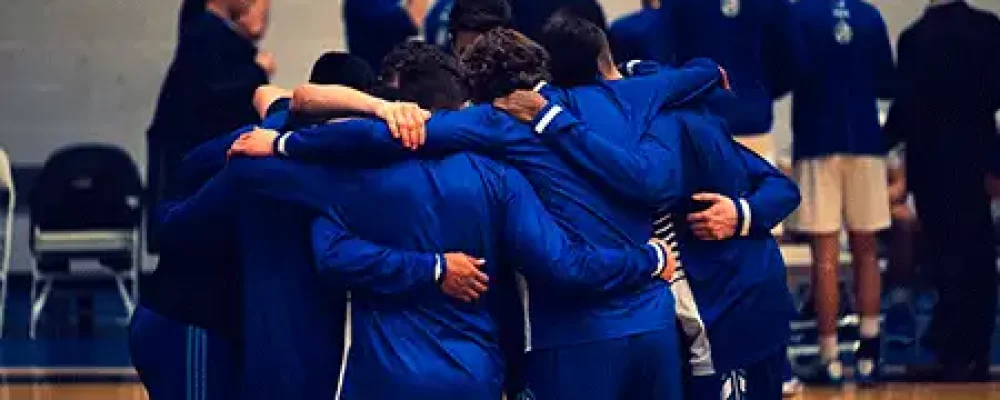 pessoas se abraçando no esporte que é utilizado como ferramenta de inclusão social