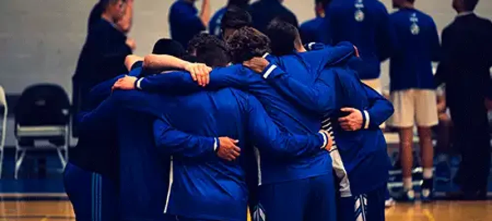 pessoas se abraçando no esporte que é utilizado como ferramenta de inclusão social