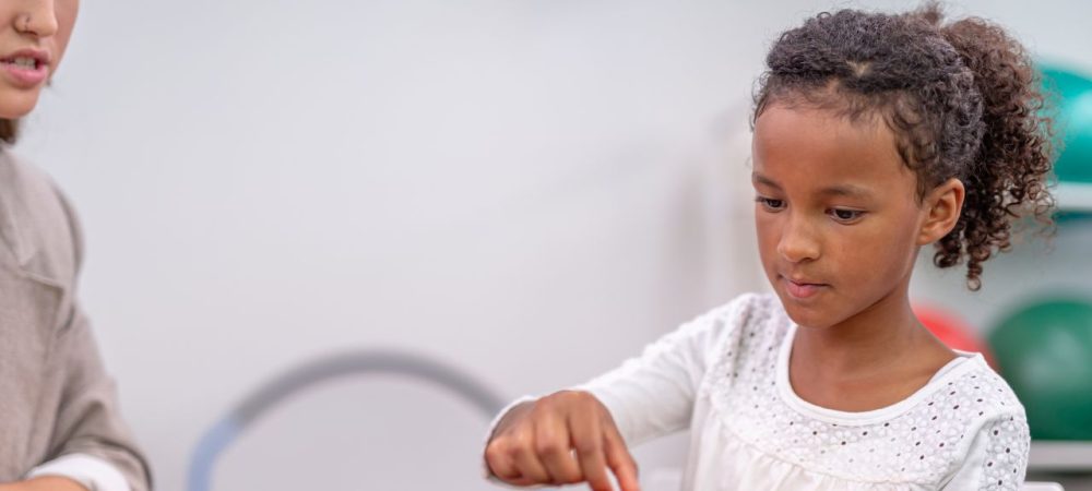 estatuto-da-crianca-e-do-adolescente-atualizado-quais-sao-os-novos-desafios-e-oportunidades estatuto da criança e do adolescente atualizado: assistente social prestando cuidados a menina