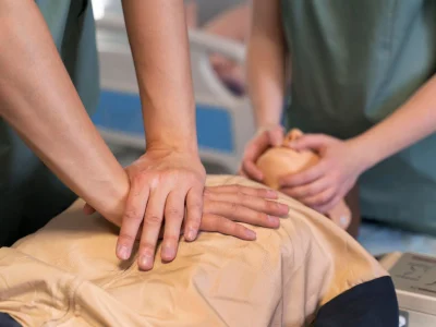 estudante-de-medicina-praticando-em-um-hospital-primeiros-socorros