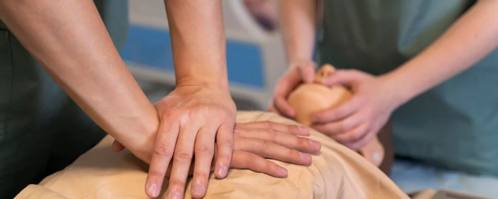 estudante-de-medicina-praticando-em-um-hospital-primeiros-socorros