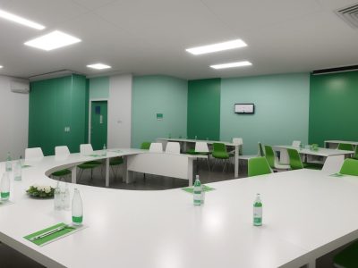 Servidores públicos em reunião discutindo ética com documentos e gráficos de transparência, em ambiente colaborativo.