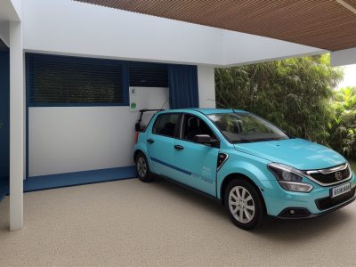 Uma garagem moderna e iluminada com vários veículos públicos, como ônibus e ambulâncias, simbolizando gestão de frotas eficiente.