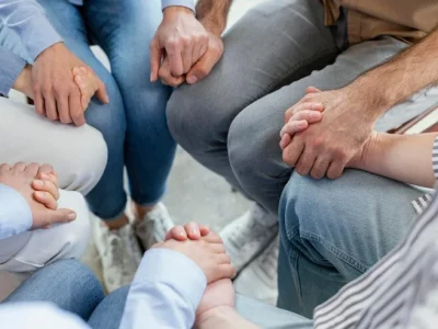 grupo-de-pessoas-em-circulo-com-as-maos-dadas-1