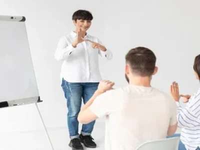 grupo-de-surdos-se-comunicando-atraves-da-lingua-de-sinais-1