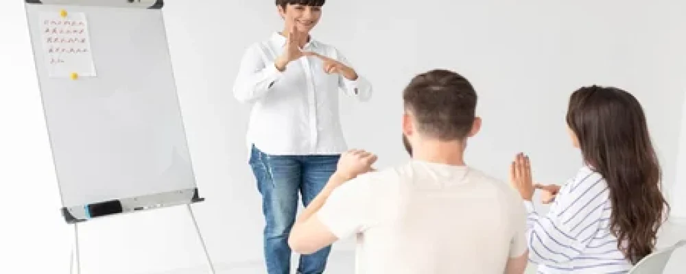 grupo-de-surdos-se-comunicando-atraves-da-lingua-de-sinais-1