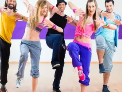 pessoas dançando com roupa colorida e se divertindo