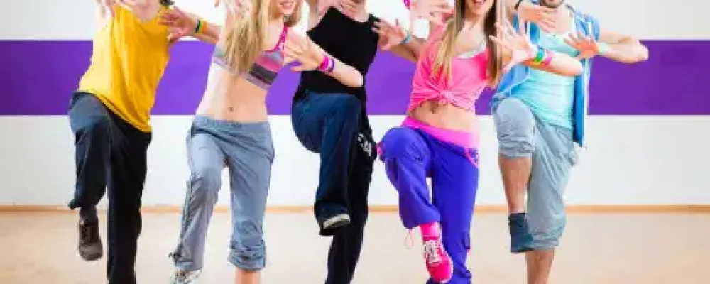 pessoas dançando com roupa colorida e se divertindo