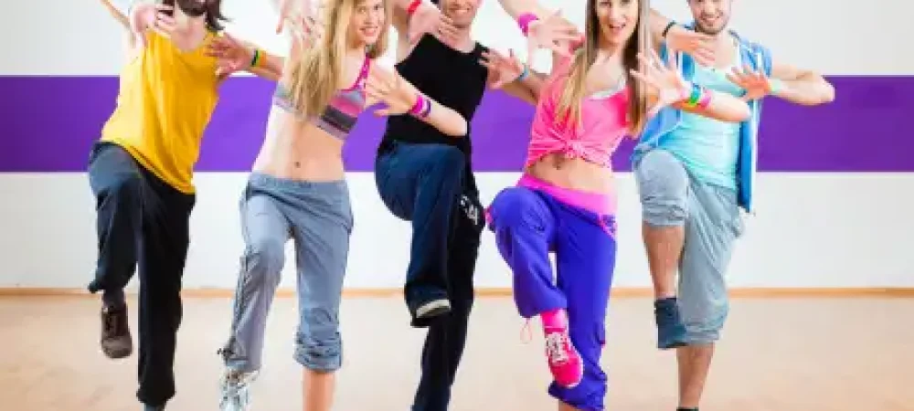 pessoas dançando com roupa colorida e se divertindo