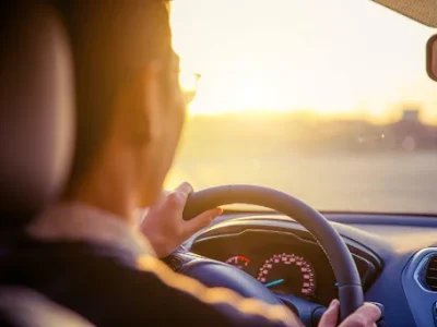 homem-com-a-mao-no-volante-olhando-para-frente