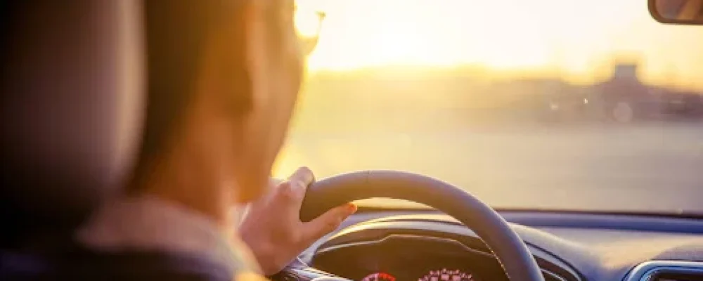 homem-com-a-mao-no-volante-olhando-para-frente