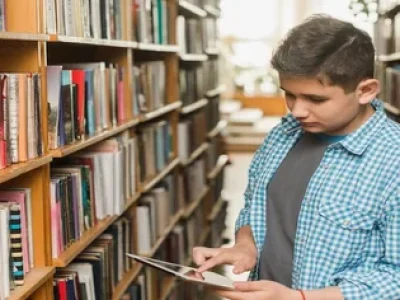homem-com-tablet-na-mao-fazendo-gestao-na-biblioteca-1