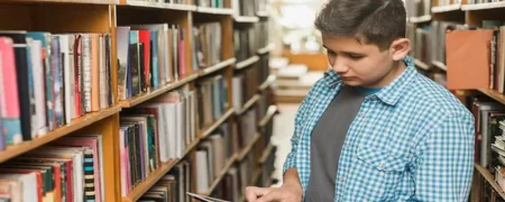 homem-com-tablet-na-mao-fazendo-gestao-na-biblioteca-1