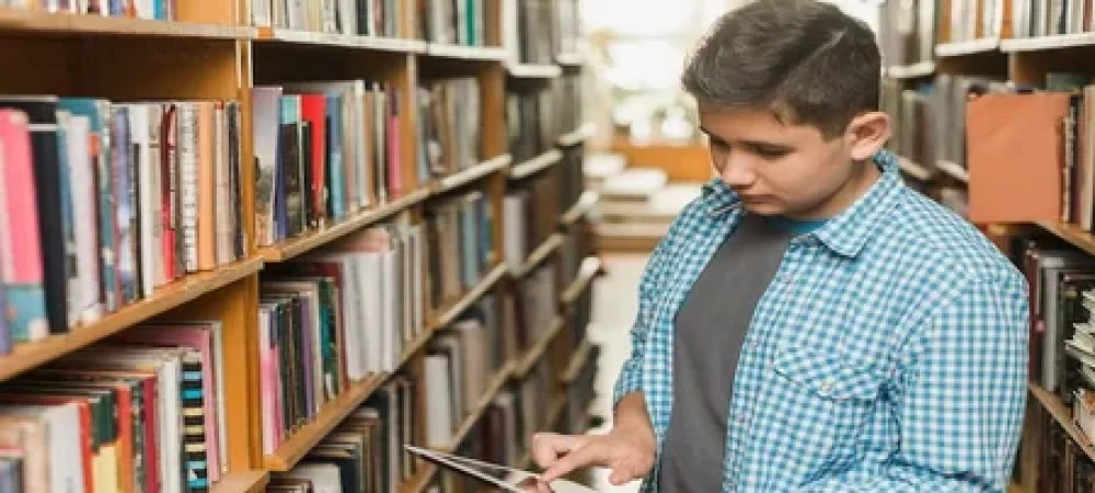 homem-com-tablet-na-mao-fazendo-gestao-na-biblioteca-1