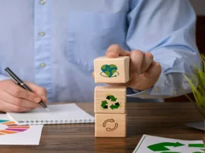 homem-de-vista-frontal-com-blocos-de-madeira-1