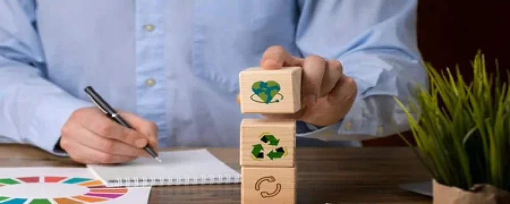 homem-de-vista-frontal-com-blocos-de-madeira-1