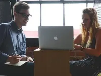 homem-e-mulher-no-computador