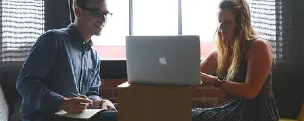 homem-e-mulher-no-computador